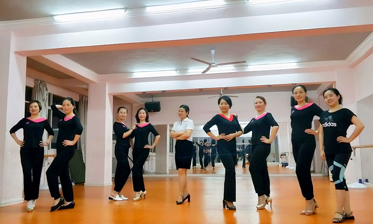 蔡總參加宜昌旗袍協(xié)會(huì)女企分會(huì)形體訓(xùn)練201806.jpg